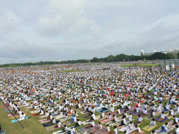  ಚಳಿಯನ್ನು ಲೆಕ್ಕಿಸದೇ ಆಗಮಿಸಿದ ಯೋಗಪಟುಗಳು 