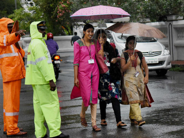 ನೀರು ಸುರಿಯುವುದು ಹೆಚ್ಚಾಗಿ ಹೆಂಗಸರೆ ನೀರು ಸುರಿಯುವುದು ಹೆಚ್ಚಾಗಿ ಹೆಂಗಸರೆ
