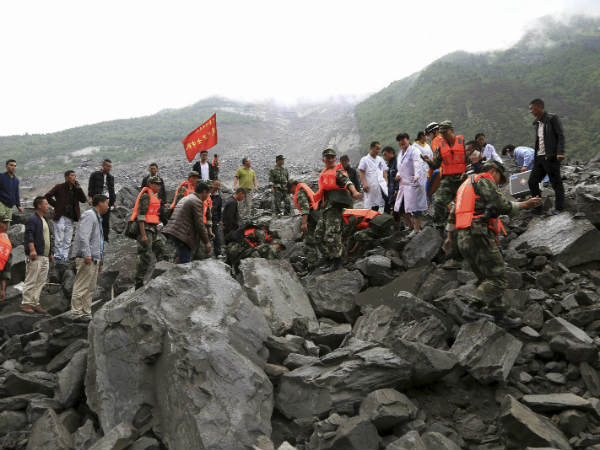 ನೂರಾರು ಮಂದಿ ಸಾವು ನೂರಾರು ಮಂದಿ ಸಾವು