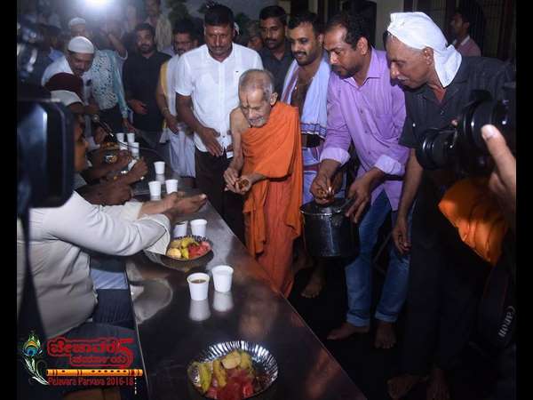 ಕೃಷ್ಣ ಪ್ರಸಾದ ಸ್ವೀಕರಿಸಿ ಉಪವಾಸ ಅಂತ್ಯ 