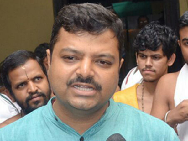 Udupi: Chakravarthy Sulibele supports Pejawar Swamiji on Iftar party Udupi: Chakravarthy Sulibele supports Pejawar Swamiji on Iftar party