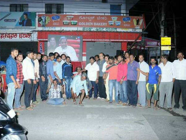 Mysuru: Siddaramaiah fans watched Weekend with Ramesh program in big screen Mysuru: Siddaramaiah fans watched Weekend with Ramesh program in big screen