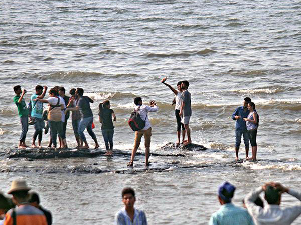 Selfie with the roaring waves in Mangaluru is too dangerous 