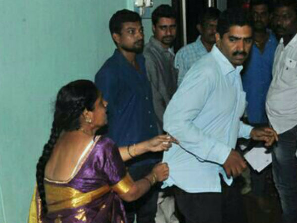 Local Manhandled by Congress Councillors during Udupi Municipal Council meeting 