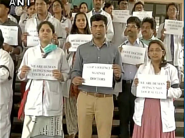 Medical College Doctors protesting in Bengaluru, demanding adequate security