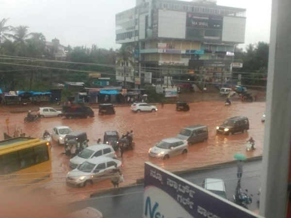Heavy rain in Mangaluru, main city roads flooded creats huge traffic 