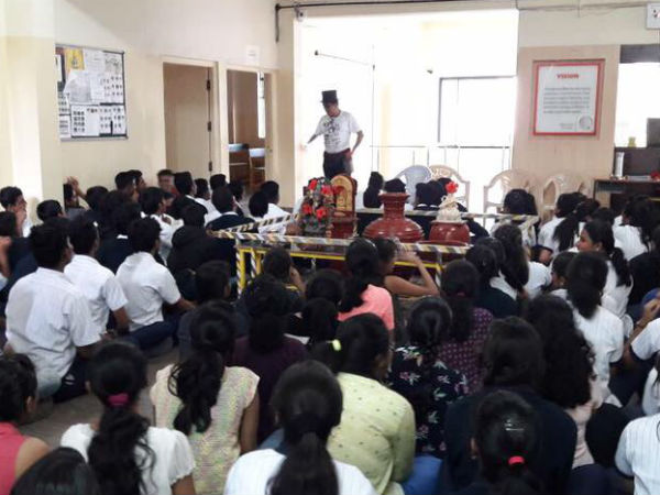 ಮಾನವೀಯ ನೆಲೆಯಲ್ಲಿ ಪ್ರದರ್ಶನ