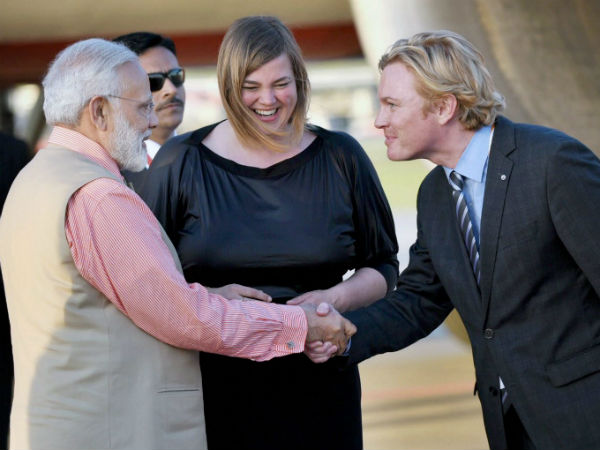 ವೇದಿಕೆಯಲ್ಲಿ ಪುಂಖಾನುಪಂಖ ಹೊಗಳಿಕೆ 