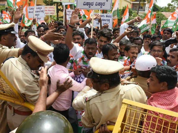 Youth Congress demand waver of farmer loan by union government