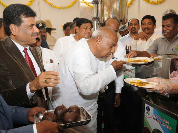ಮುದ್ದೆ ರುಚಿ ಸವಿದು ಆನಂದಿಸಿದ ಮಣ್ಣಿನ ಮಗ