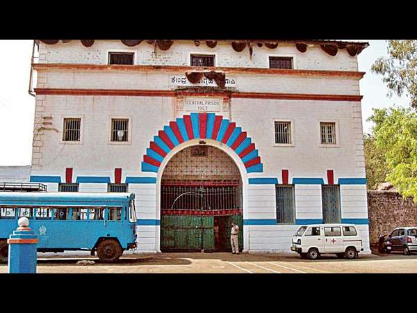 ಹಿಂಡಲಗಾ ಮತ್ತು ಕಲಬುರ್ಗಿ ಕಾರಾಗೃಹದ ಕೈದಿಗಳ ಧರಣಿ ಹಿಂಡಲಗಾ ಮತ್ತು ಕಲಬುರ್ಗಿ ಕಾರಾಗೃಹದ ಕೈದಿಗಳ ಧರಣಿ