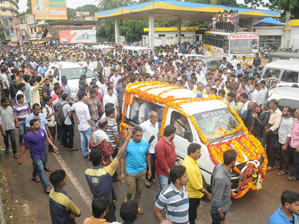 ಮಳೆಯಲ್ಲೂ ಕಾವಲು ಕಾಯುವ ಪೊಲೀಸರು