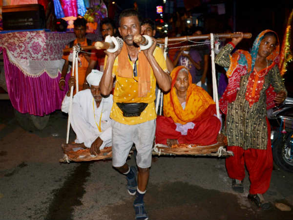 ತಂದೆ-ತಾಯಿಯನ್ನು ಹೆಗಲ ಮೇಲೆ ಹೊತ್ತು ಪುಣ್ಯಕ್ಷೇತ್ರ ದರ್ಶನ