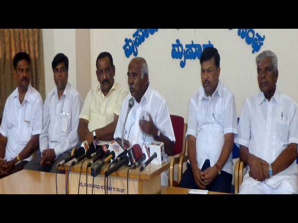 ವಿವಾದಗಳನ್ನು ಹುಟ್ಟು ಹಾಕುತ್ತಿರುವ ಸರ್ಕಾರ 