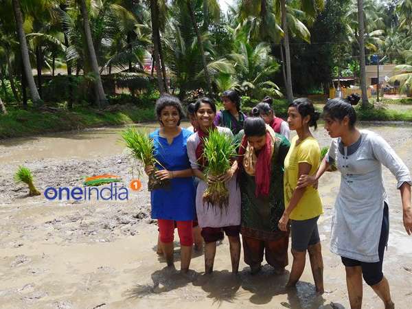 ಸೆಲ್ಫಿ ತೆಗೆದುಕೊಂಡು ಸಂಭ್ರಮಿಸಿದ ಲಲನೆಯರು