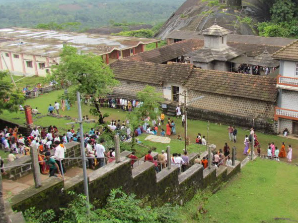 ಕಾರಿಂಜದಲ್ಲಿ ತೀರ್ಥಸ್ನಾನ