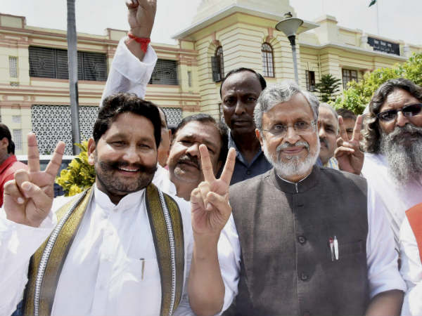ಬಹುಮತ ಸಾಬೀತಿನ ವಿಜಯದ ಸಂಕೇತ