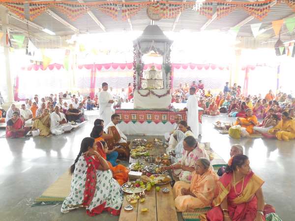 ದಾನ ನೀಡಿದ ಭಕ್ತರು ದಾನ ನೀಡಿದ ಭಕ್ತರು