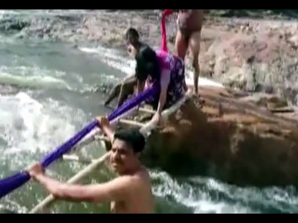 Kollegal police of Chamarajanagar has saved 4 men from Tamil Nadu, in Cauvery river 