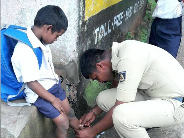 Mangaluru police constable provides first aid to the school kid and receives honor
