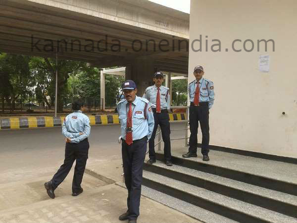 Namma Metro strike: commuters facing problem Namma Metro strike: commuters facing problem