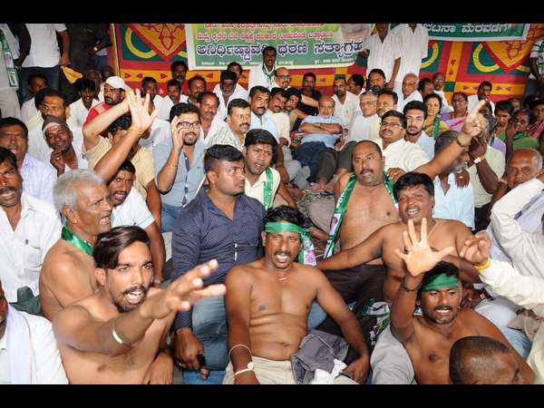 Farmers of Mysuru are protesting against government, demanding to release water to Harangi reservoir