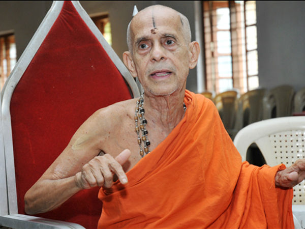 Nrutya seva to god from Pejawar Seer in Udupi Nrutya seva to god from Pejawar Seer in Udupi