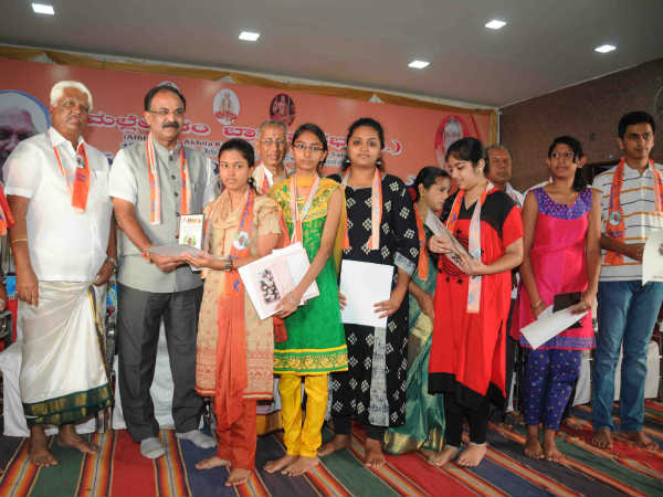 Talented brahmin student felicitated in Bengaluru
