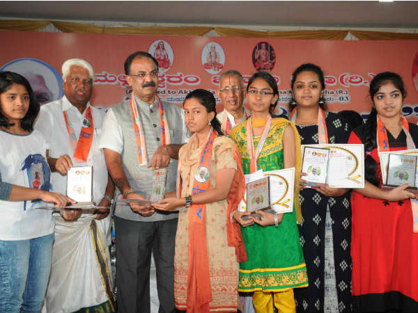 Talented brahmin student felicitated in Bengaluru
