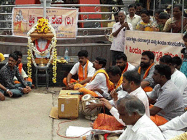 Sri Rama Sene holds protest against Pejawar Sri in Mangaluru and Udupi