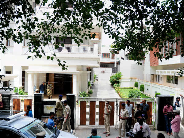 ಮೂರನೇ ದಿನವೂ ಮುಂದುವರಿದ ದಾಳಿ ಮೂರನೇ ದಿನವೂ ಮುಂದುವರಿದ ದಾಳಿ