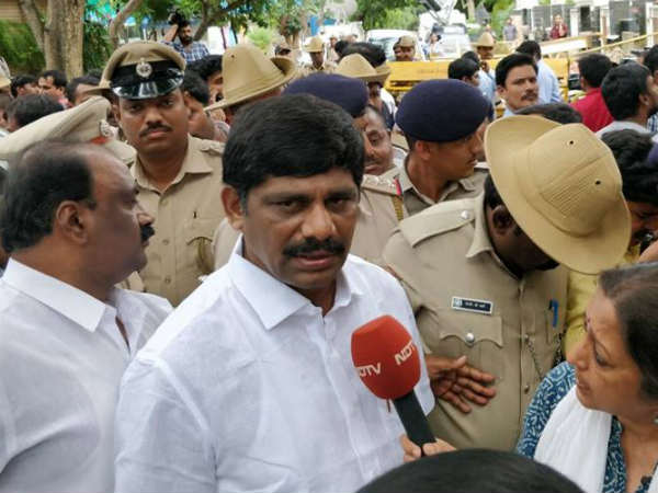  ಡಿಕೆಶಿ ಮನೆ ಮುಂದೆ ಸುರೇಶ್ ಗದ್ದಲ