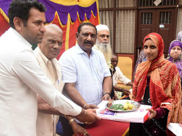 500 ಮಹಿಳೆಯರಿಗೆ ಸೀರೆ 500 ಮಹಿಳೆಯರಿಗೆ ಸೀರೆ