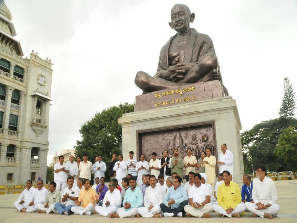 ಗಾಂಧಿ ಪ್ರತಿಮೆ ಮುಂದೆ ರಘಪತಿ ರಾಘವ ರಾಜಾರಾಂ 