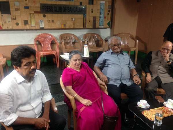 ದುಡ್ಡಿನ ಹಿಂದೆ ಓಡುತ್ತಿರುವ ಬೆಂಗಳೂರಿನ ಜನ ದುಡ್ಡಿನ ಹಿಂದೆ ಓಡುತ್ತಿರುವ ಬೆಂಗಳೂರಿನ ಜನ