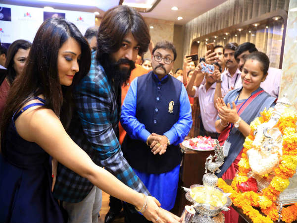 ನವರತನ್ ಜ್ಯುವೆಲ್ಲರ್ಸ್ ಉದ್ಘಾಟಿಸಿದ ಯಶ್ ದಂಪತಿ 
