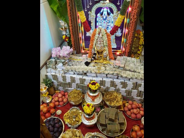 ವೈರಲ್ ಆದ ವೈಭವದ ಪೂಜೆ ವೈರಲ್ ಆದ ವೈಭವದ ಪೂಜೆ