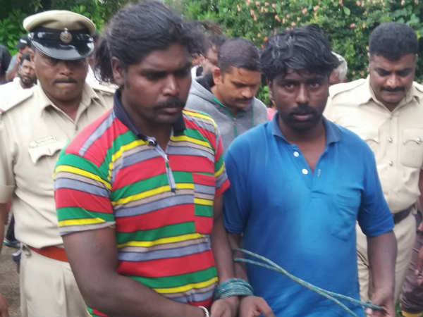 Cheaters beaten by villagers and handed over to police for cheating in Hassan Cheaters beaten by villagers and handed over to police for cheating in Hassan
