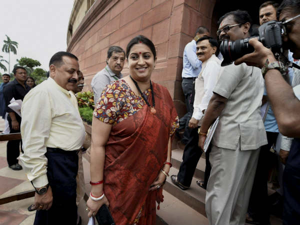 ಸಂಸತ್‌ಗೆ ಆಗಮಿಸಿದ ಸ್ಮೃತಿ ಇರಾನಿ