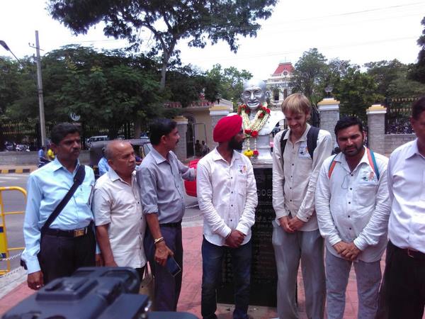 ರೈತರ ಉಡುಗೆಯುಟ್ಟ ಯುವಕನಿಂದ ಅನ್ನದಾತರಿಗೆ ತಿಳಿ