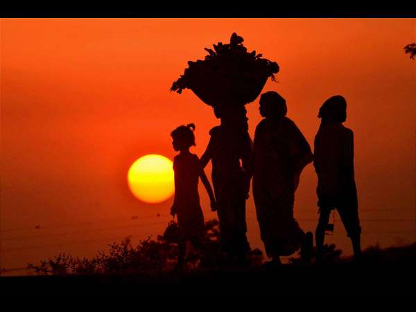 ತುತ್ತಿನ ಬುತ್ತಿ ತಲೆಮೇಲೆ ಹೊತ್ತು...