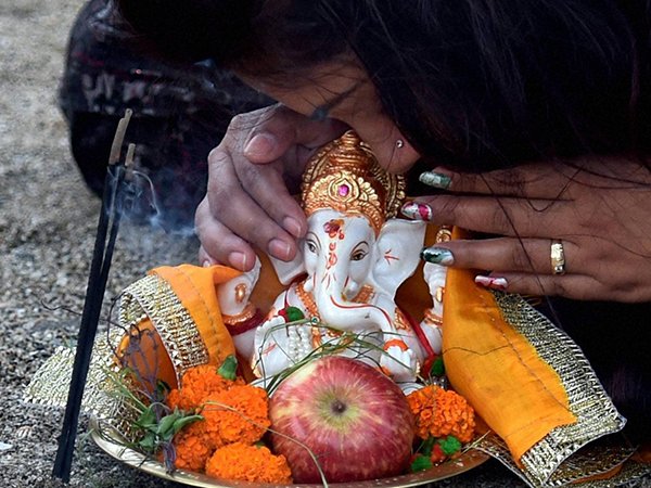 ಮನೆಯಲ್ಲಿ ಮಾಡಿದ ಮೂರ್ತಿ ಶ್ರೇಷ್ಠ