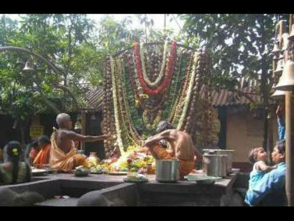 ಅನ್ನಸಂತರ್ಪಣೆ ನಡೆಯುತ್ತದೆ