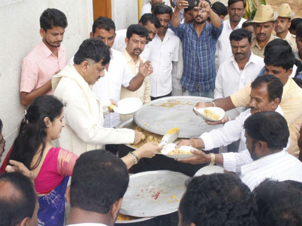 ಪ್ರಸಾದ ವಿತರಣೆ