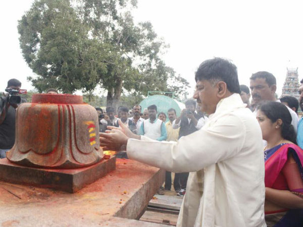 ದೇವಾಲಯದಲ್ಲಿ ನಂದಿ ಇದೆ