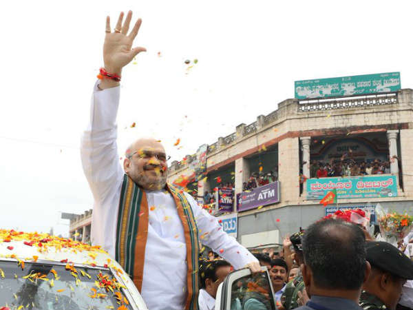 Amit Shah meets Nirmalananda Sri in Adichunchanagiri temple