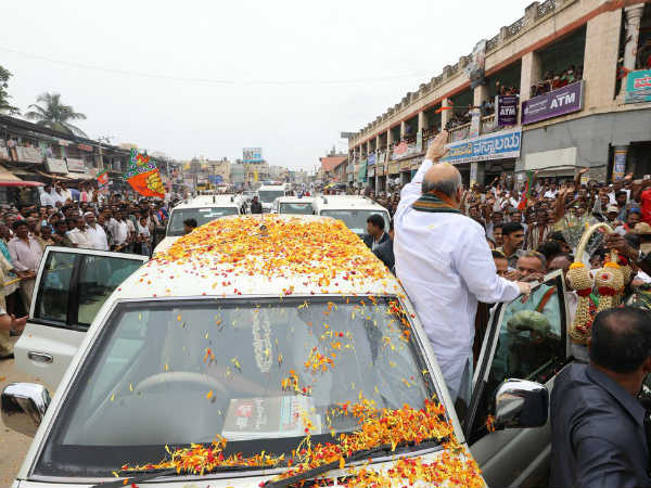 Amit Shah meets Nirmalananda Sri in Adichunchanagiri temple