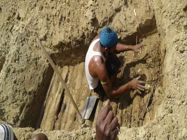 Davangere : Lingayat Burial Ground Gravedigger demand Salary hike irks public Davangere : Lingayat Burial Ground Gravedigger demand Salary hike irks public