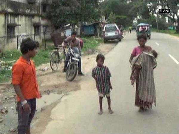 Jharkhand: Neglegence of hospital staff, 3 year old baby dies in mother's lap! Jharkhand: Neglegence of hospital staff, 3 year old baby dies in mother's lap!
