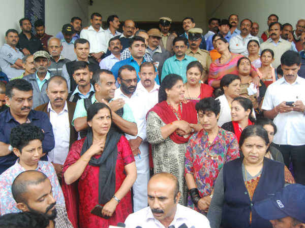 BJP and Congress protests against TP Ramesh for his misbehavior with MLC Veena Achaiah